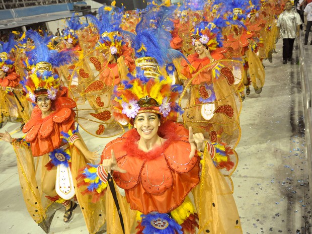 Uma das alas da Gaviões da Fiel, que contou a história da propaganda em seu enredo no carnaval 2013 (Foto: Flavio Moraes/G1)
