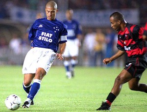 Alex Cruzeiro x Flamengo 2003 (Foto: Carlos Roberto / Futura Press) Alex Cruzeiro x Flamengo 2003 (Foto: Carlos Roberto / Futura Press)