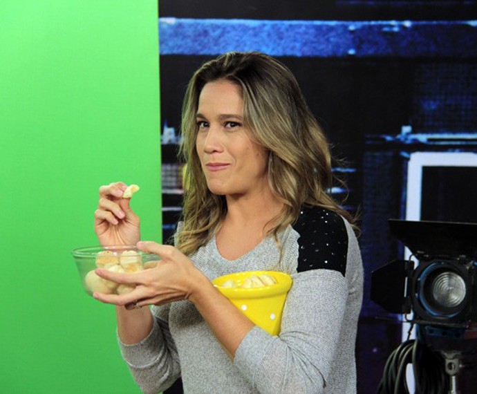 Fernanda Gentil come pão de queijo em gravação antes do 'Altas Horas' (Foto: Marcos Mazini/Gshow)