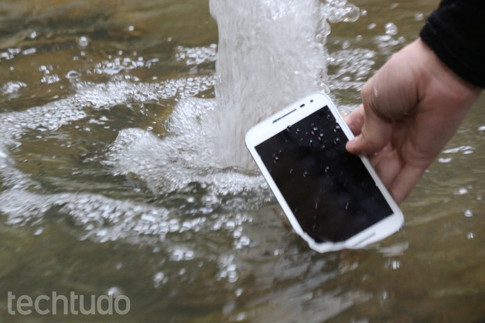 Moto G 3 é resistente à água, com fator de proteção IPX7 (Foto: Luana Marfim/TechTudo) Moto G 3 é resistente à água, com fator de proteção IPX7 (Foto: Luana Marfim/TechTudo)