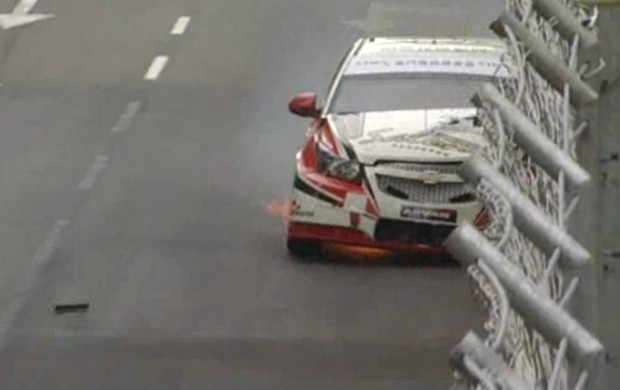 Momento da batida de Phillip Yau no circuito de Macau (Foto: Reprodução)