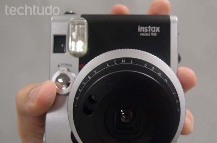 A Instax imprime fotos em papel de filme, com química (Foto: Pedro Zambarda/TechTudo) A Instax imprime fotos em papel de filme, com química (Foto: Pedro Zambarda/TechTudo)