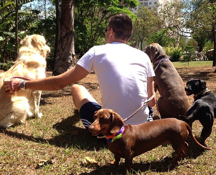 Victor goleiro com seus cachorros (Foto: Divulgação / Arquivo Pessoal)