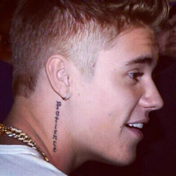 Justin Bieber tatua mensagem sugestiva no pescoço ...
