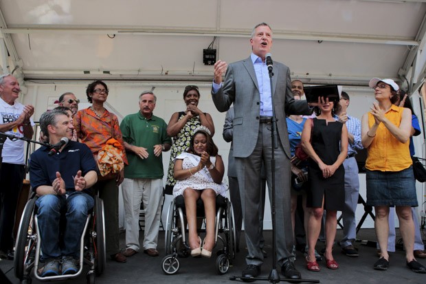 O prefeito de Nova York, Bill de Blasio, durante a Marcha do Dia do Orgulho dos Deficientes Físicos (Foto: Reuters/Eduardo Muñoz)