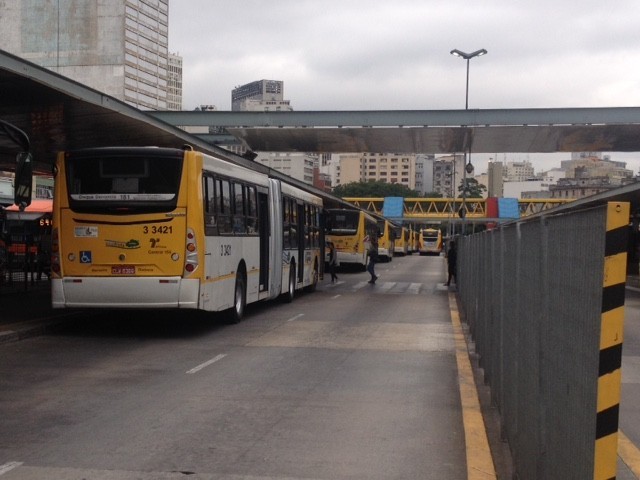 Ônibus enfileirados Parque Dom Pedro II