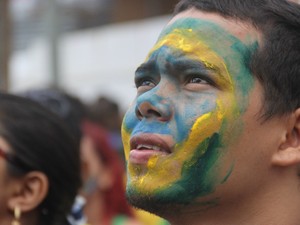Manifestantes pintaram o rosto com as cores da bandeira do Brasil (Foto: Marcos Dantas/G1 AM)