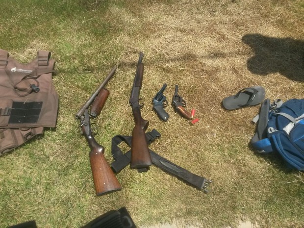 Armas e colete foram apreendidos com suspeitos de assalto ao IFPE de Barreiros (Foto: Sindicato dos Vigilantes de Pernambuco/Divulgação)