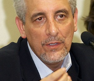 Henrique Pizzolato, ex-diretor de marketing do Banco do Brasil, em depoimento na CPI dos Correios, em 2005 (Foto:  José Cruz/ABr)