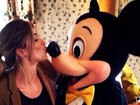 Grazi Massafera posa abraçada com Mickey: 'Novo amor'