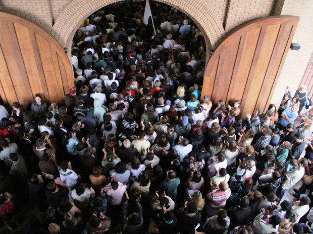 Movimento intenso na entrada da igreja na manhã desta sexta-feira (12), em Aparecida. (Foto: Carlos Santos/G1)