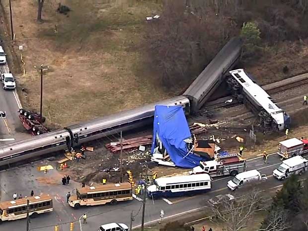 Trem bateu em caminhão e depois descarrilou (Foto: WTVD-11/Via AP Photo)