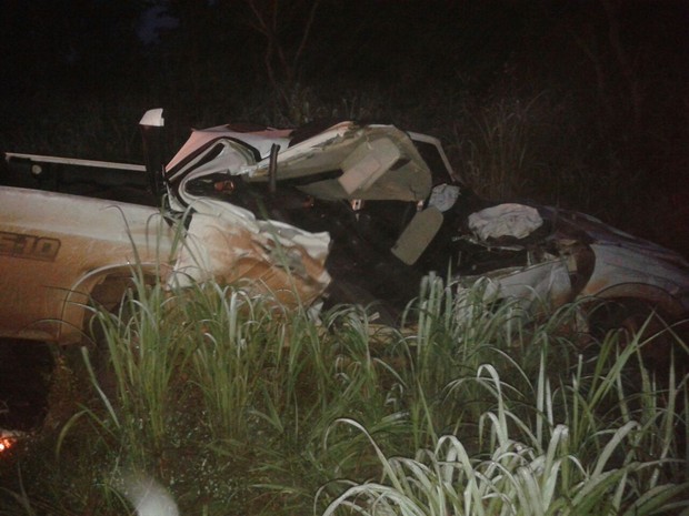 Camionete ficou destruída após ser atingida por caminhão na BR-153 (Foto: Divulgação/Polícia Civil)