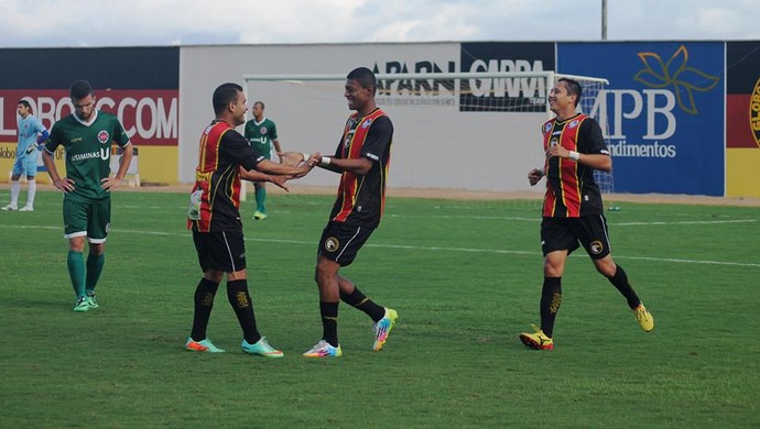 Ricardo Lopes agradece assistência de Renatinho Potiguar para gol do Globo FC (Foto: Canindé Pereira/Divulgação)
