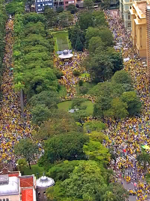 Capital de MG reúne 24 mil na Praça da Liberdade, afirma PM (TV Globo)