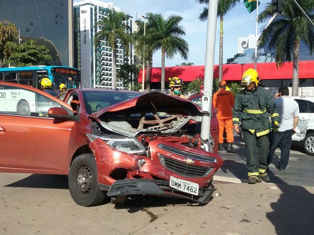Carro que bateu em táxi e depois em semáforo na tentativa de evitar acidente na W3 Norte, em Brasília (Foto: Fernando Caixeta/G1)