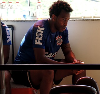 Gil será julgado por expulsão contra o Atlético-MG e pode pegar seis jogos