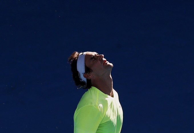 Federer lamenta um lance do confronto (Foto: Reuters)