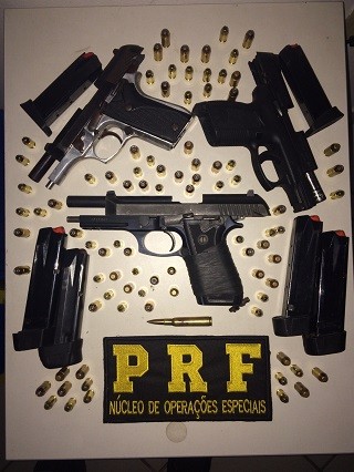 Armas e munições estavam em posse dos suspeitos detidos pela PRF (Foto: Arquivo / PRF)