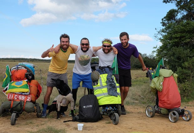 Os amigos Adam, Pete, David e Ben com o cachorro Jefferson, que se uniu a eles na viagem (Foto: Arquivo pessoal/Walk to the World Cup)