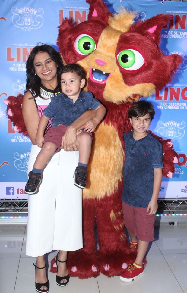 Dira Paes e os filhos, Martim e Inácio (Foto: Wallace Barbosa/AgNews) Dira Paes e os filhos, Martim e Inácio (Foto: Wallace Barbosa/AgNews)