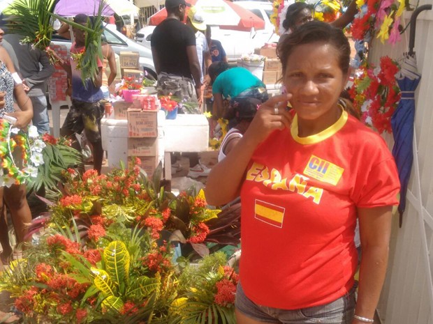 Agricultora Gabriela do Nascimento, 34 anos, aproveitou a data para faturar uma renda extra (Foto: Danilo Quixaba / Mirante AM)