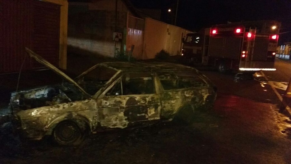 Motorista teria fugido ao notar o início das chamas (Foto: Corpo de Bombeiros/Divulgação)