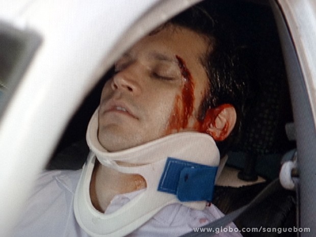 Érico sofre acidente feio de carro (Foto: Sangue Bom / TV Globo)