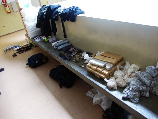 Local serviria como laboratório de drogas e utensílios para explosão de caixas eletrônicos (Foto: Tenente Elisiário/ Polícia Militar)