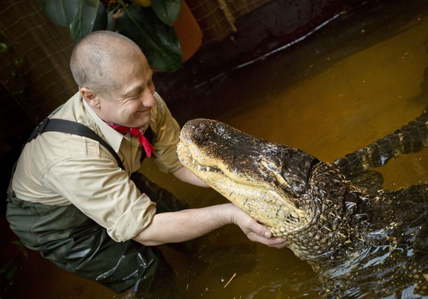 Orazio Martino com o aligátor chamado 'Blacky'. (Foto: Frank Rumpenhorst/AFP)