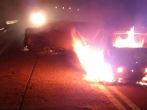 Carros foram incendiados em pontes para evitar entrada de reforços policiais (Foto: Reprodução)