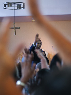 Padre Osvaldo é pároco da igreja da Liberdade (Foto: Egi Santana/G1)