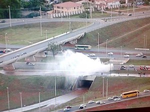 Jatos de água após rompimento de adutora na EPTG, no DF (Foto: Reprodução/TV Globo) Jatos de água após rompimento de adutora na EPTG, no DF (Foto: Reprodução/TV Globo)