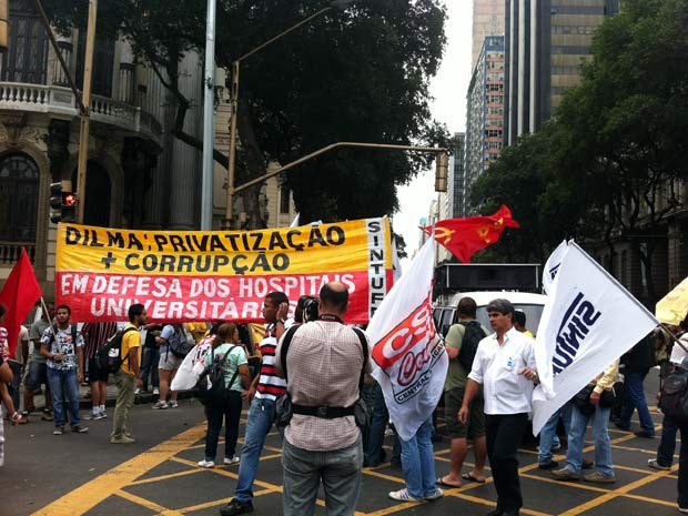 Manifestantes fecham o trânsito na Avenida Rio Branco, na altura do Theatro Municipal, no Centro do Rio, na tarde desta segunda-feira (27)27  (Foto: Bernardo Tabak/G1)