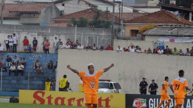 Romarinho comemora gol do Atibaia contra o Sertãozinho (Foto: Renato Russomano/ Divulgação Atibaia)