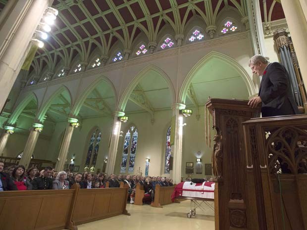 O primeiro-ministro canadese Stephen Harper fala durante funeral do soldado morto na semana passada em Ottawa (Foto: REUTERS/Nathan Denette/Pool ) O primeiro-ministro canadese Stephen Harper fala durante funeral do soldado morto na semana passada em Ottawa (Foto: REUTERS/Nathan Denette/Pool )