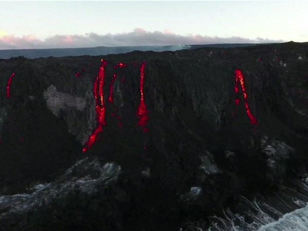 Nova abertura entrou em erupção há 3 meses (Foto: BBC)