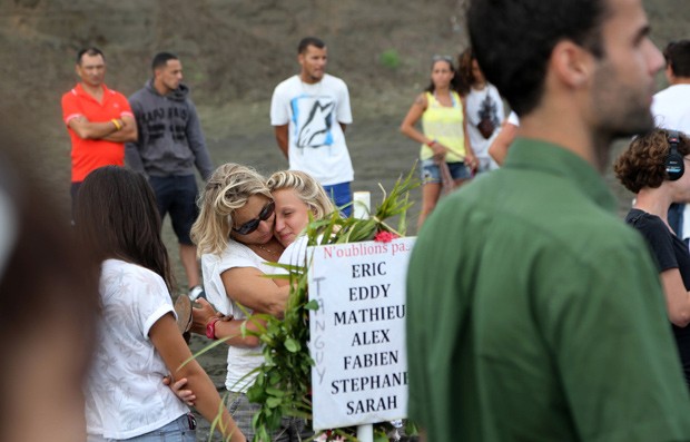 Pessoas se reunem na praia de Etag-Sale, na ilha Reunião, para homenagear mulher que morreu depois de ser atacada por tubarão (Foto: AFP Photo/Richard Bouhet) Pessoas se reunem na praia de Etag-Sale, na ilha Reunião, para homenagear mulher que morreu depois de ser atacada por tubarão (Foto: AFP Photo/Richard Bouhet)