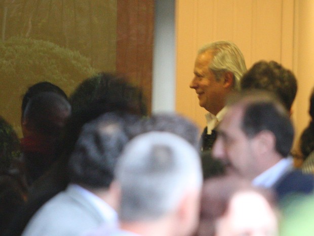 O ex-ministro da Casa Civil José Dirceu acompanha com parentes, amigos e colegas de militância política a sessão do STF de julgamento de recursos do mensalão (Foto: Marcos Alves / Agência O Globo) O ex-ministro da Casa Civil José Dirceu acompanha com parentes, amigos e colegas de militância política a sessão do STF de julgamento de recursos do mensalão (Foto: Marcos Alves / Agência O Globo)