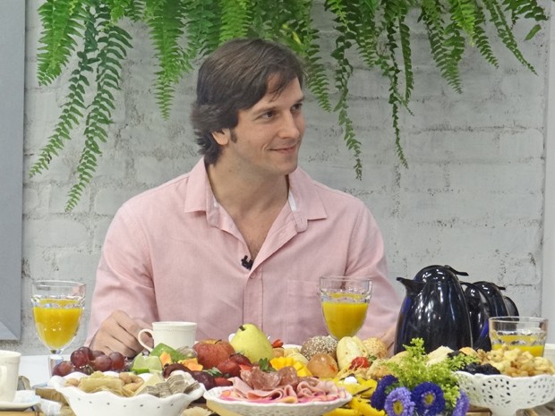 Vladimir ouve depoimento de Adriana Esteves (Foto: Mais Você / TV Globo)