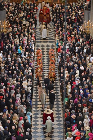 A rainha chega à catedral para a celebração desta terça-feira (5) (Foto: AP)