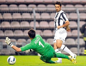 Vucinic marca gol do Juventus contra o Cagliari (Foto: Reuters)