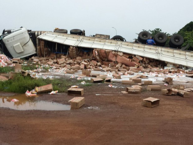 Carga ficou espalhada pela rodovia após tombamento  (Foto: PRF/Divulgação)