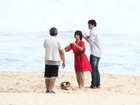 Glória Pires e Reynaldo Gianechinni comem cachorro quente na praia