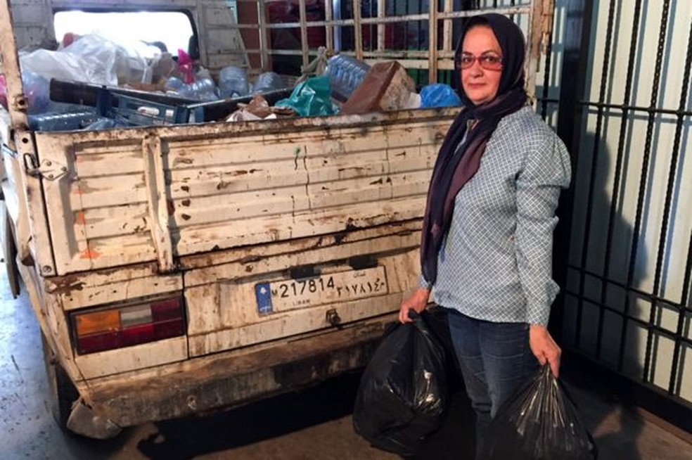 Khadija Farhat comprou um caminhão para coletar itens recicláveis (Foto: BBC)