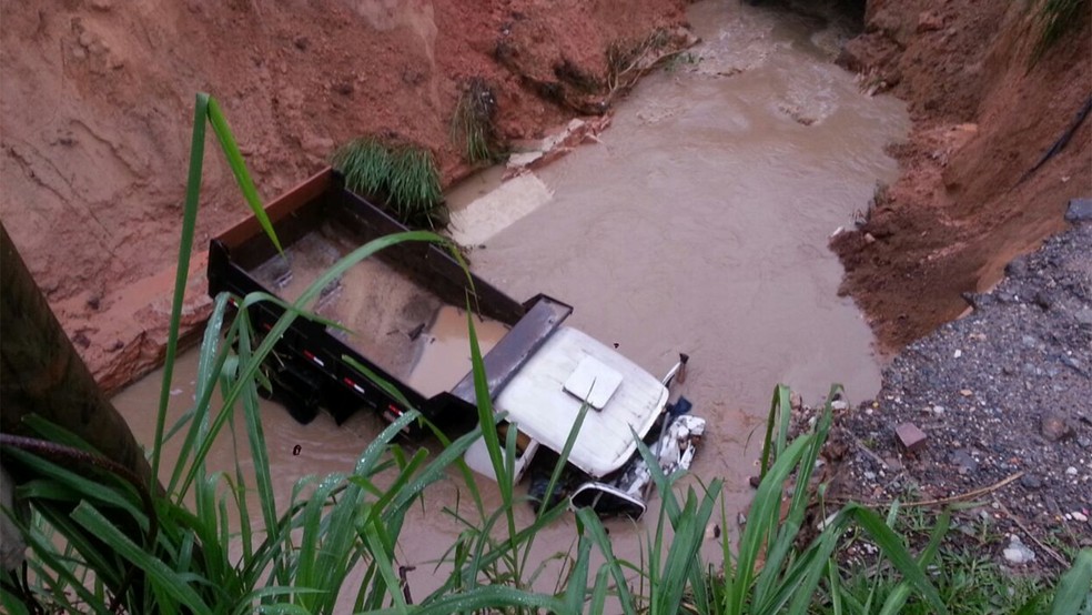 Caminhão cai em cratera na LMG-806. (Foto: Danilo Girundi/TV Globo)