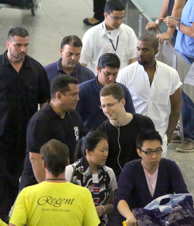 Kanye West Desembarca no Aeroporto Internacional do Rio de Janeiro (Foto: Delson Silva e Gabriel Reis / AgNews)