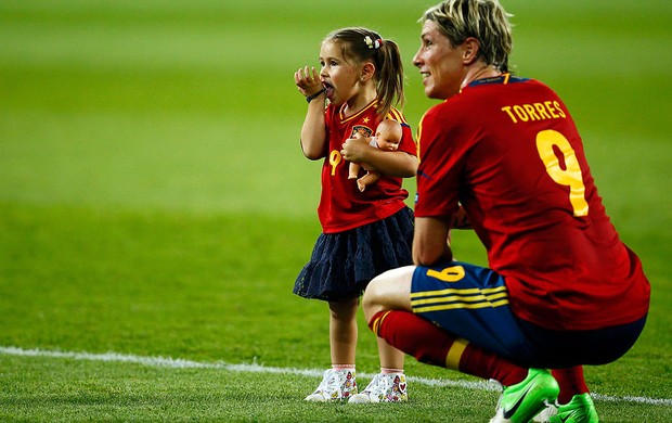 fernando torres ao lado da filha Espanha itália final campeã eurocopa (Foto: Agência Reuters)