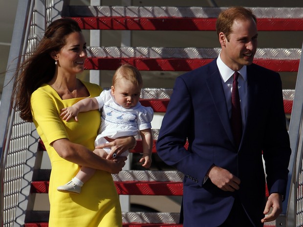 Príncipe William e Kate Middleton com o filho, George, chegam a Sydney, na Austrália (Foto: Phil Noble/ Reuters)
