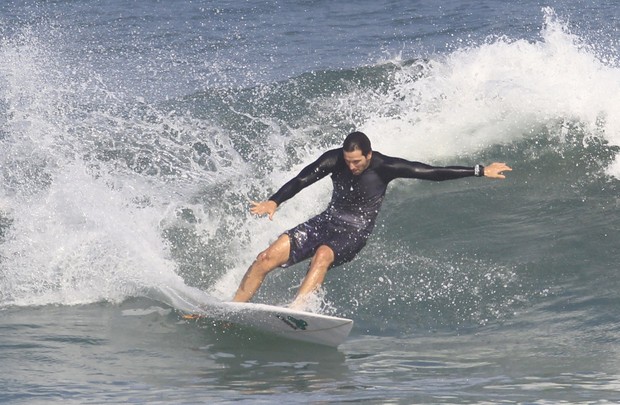 Vladimir Brichta surfa na Praia do Rico no Recreio (Foto: Delson Silva / AgNews)